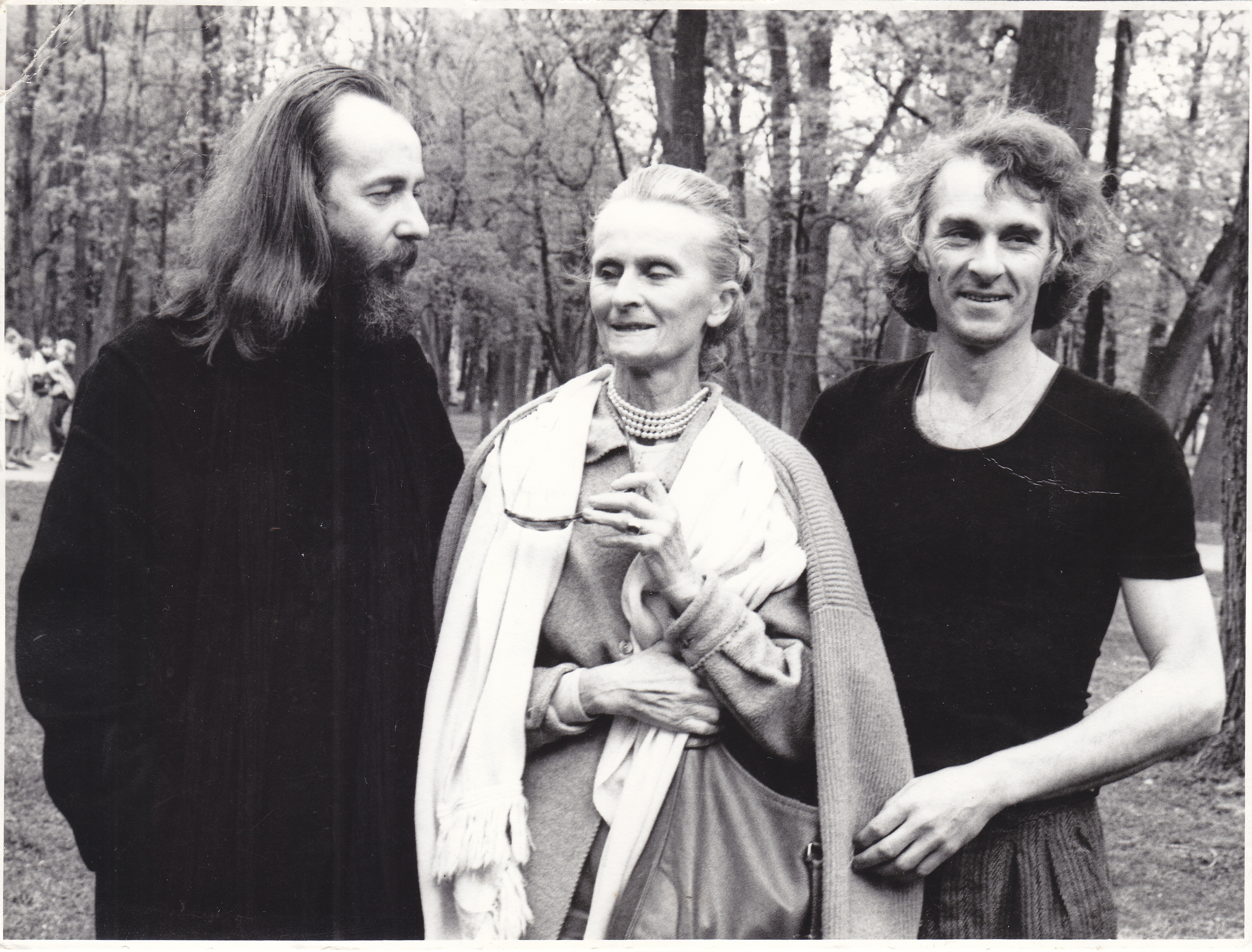На фото, рядом с Натали Александр Дирдовский (слева) - оператор, снимавший Натали в течение многих лет, и Николай Кратюк (справа).